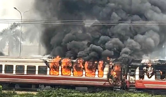 Thông tin vụ tàu hỏa bốc cháy 2 toa chở khách