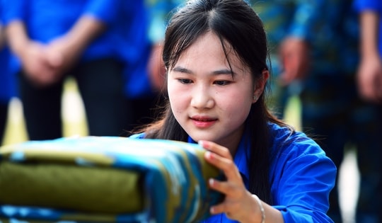 Bất ngờ nữ sinh lớp 12 trổ tài gấp chăn vuông như gạch