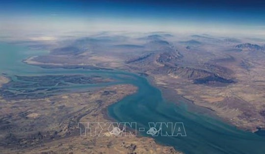 Iran tuyên bố mở cửa eo biển Hormuz