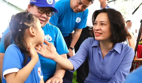 Thứ trưởng Bộ Y tế Nguyễn Thị Liên Hương thăm và tặng quà cho trẻ em khuyết tật tại TPHCM