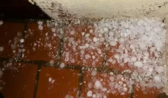 Mưa đá, dông lốc trong đêm tại Thanh Hóa