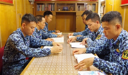 Thủy thủ tàu ngầm đọc sách dưới lòng biển sâu