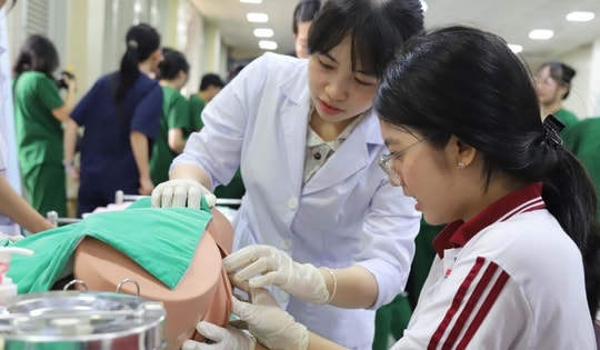 Hơn 3.000 học sinh, phụ huynh tham gia ngày hội tư vấn tuyển sinh y dược