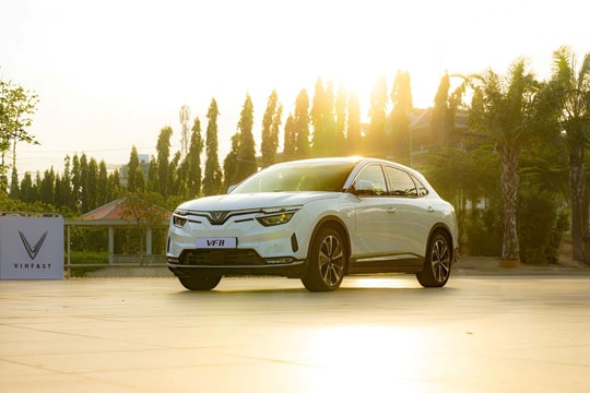 Tận dụng ưu đãi mua xe 0 đồng, lãi suất cố định, khách Việt rủ nhau chốt VF 8