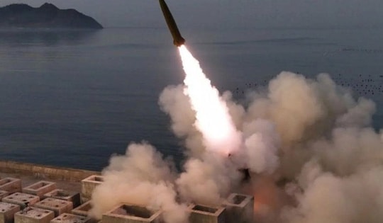 Triều Tiên thử nghiệm 5 tên lửa đạn đạo Hwasong-11 mang đầu đạn chùm