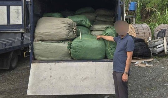 Tạm giữ xe chở hơn 2,6 tấn nguyên liệu thuốc lá không rõ nguồn gốc đang đi tiêu thụ