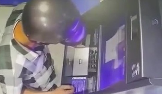 Từ vụ người đàn ông lấy 128 triệu đồng bị bỏ quên tại ATM, cán bộ ngân hàng khuyến cáo những điều cần nhớ khi giao dịch