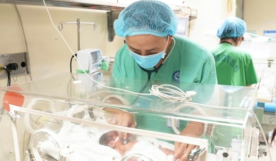 'Cuộc chiến' 120 ngày của em bé chào đời chỉ nặng 500 gram và chồng bệnh án lên đến 2kg