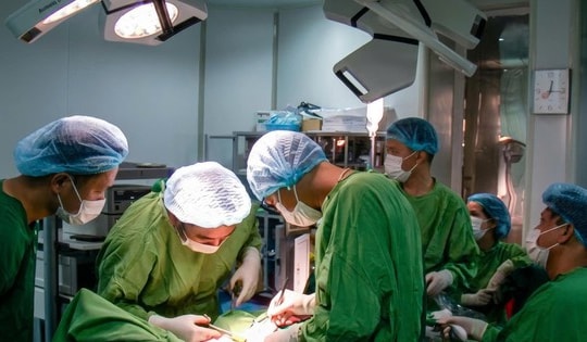 Đau bụng kéo dài bệnh nhân được phát hiện mắc cùng lúc 2 ung thư nguyên phát