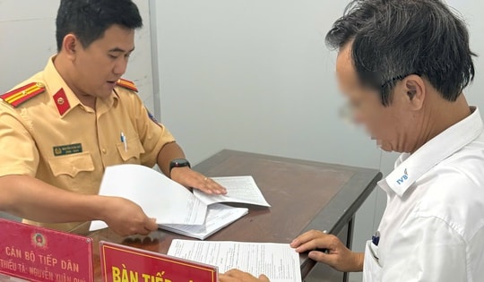 Phạt 7 triệu đồng tài xế lái ô tô trên vỉa hè ở TPHCM