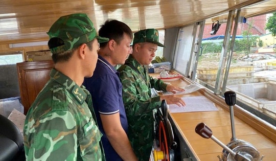 Tạm giữ tàu cá chở khoảng 10.000 lít dầu trên biển không rõ nguồn gốc 
