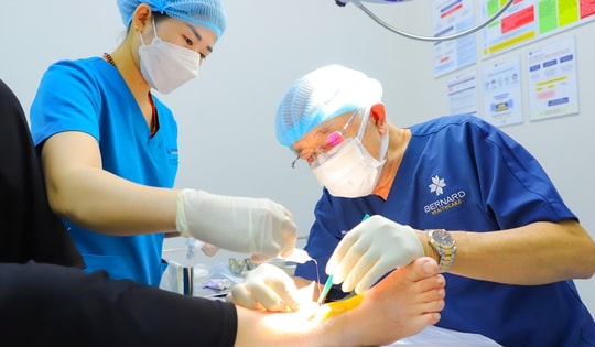 Bác sĩ hơn 70 tuổi vẫn bền bỉ với vết thương khó lành