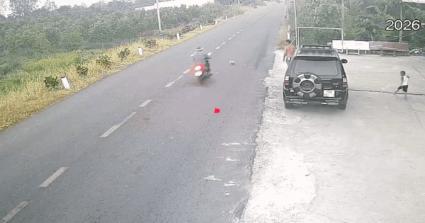 Video khoảnh khắc quả bóng lăn ra đường khiến người đi xe máy gặp nạn