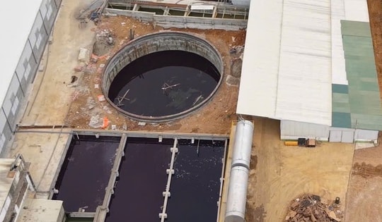 Tạm dừng hoạt động giặt là của nhà máy may khiến nước sinh hoạt đổi màu tím