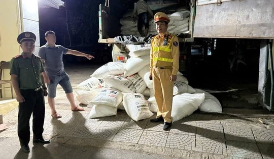 Xe tải chạy 'như bay' lúc đêm khuya, lộ 200 bao tải chứa chất lạ