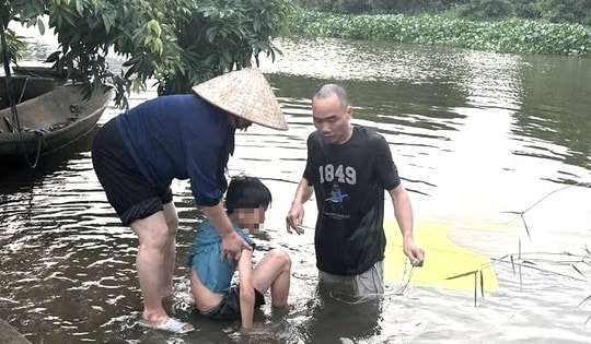 Cố bơi ra sông lấy lại diều đứt dây, bé trai 12 tuổi suýt chết đuối