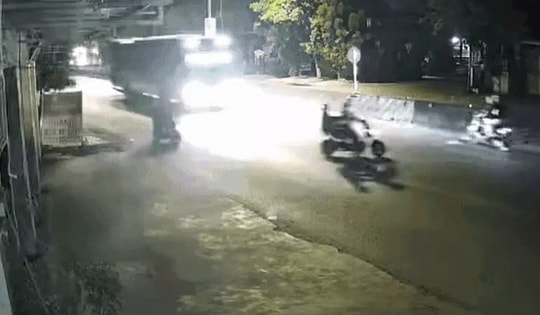 Băng qua đường bất cẩn, hai người suýt gặp nạn trước xe khách