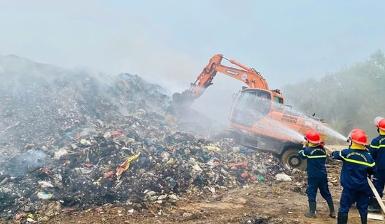 Người dân ngột ngạt khi bãi rác rộng 2 ha cháy âm ỉ cả tuần