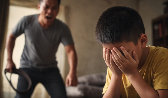 Bố nghi đánh con tử vong ở Lào Cai: Khi 'dạy con' bằng đòn roi vượt lằn ranh