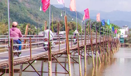 Hàng nghìn hộ dân ở Tây Nha Trang ‘đánh cược’ an toàn khi qua cầu gỗ tạm