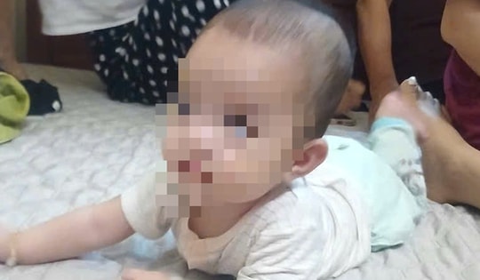 Xót xa bé gái 4 tháng tuổi bị bỏ rơi trước cổng nhà dân trong đêm