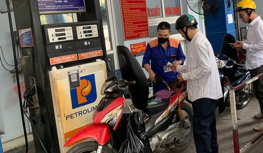Giá xăng dầu tiếp tục giảm, RON95 22.880đ/lít