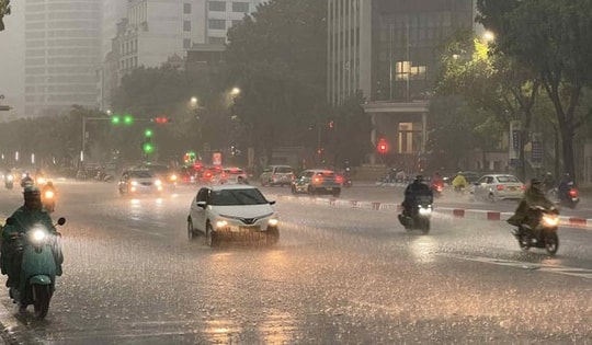 Cảnh báo mưa dông liên tục ở khu vực nội thành Hà Nội