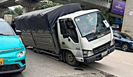 Ô tô tải lại bất ngờ 'lọt hố' giữa đường Nguyễn Trãi