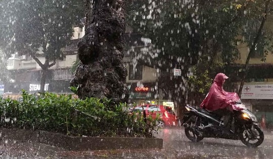 Không khí lạnh làm nhiệt giảm, mưa dông kéo dài vào Trung Bộ