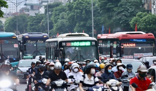 Người dân rời Thủ đô nghỉ Giỗ Tổ Hùng Vương, cửa ngõ 'tăng nhiệt', vành đai ùn dài