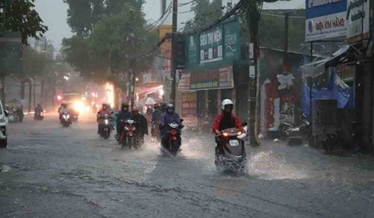 Miền Trung tiếp tục mưa dông, miền Bắc có nắng gián đoạn