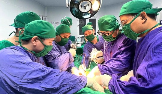 Người phụ nữ phát hiện mang khối u dạ dạy kích thước khổng lồ từ triệu chứng bất thường