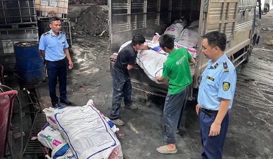 Khám ô tô tải trong đêm, phát hiện hơn 1 tấn mỡ lợn không rõ nguồn gốc