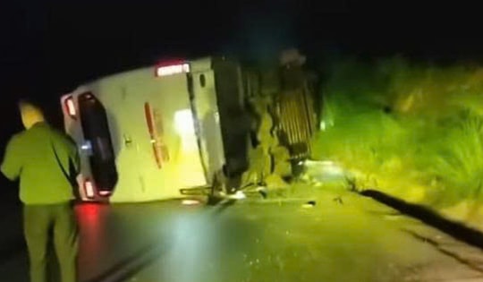 Nguyên nhân xe khách lao vào thành cống trong đêm ở Lào Cai