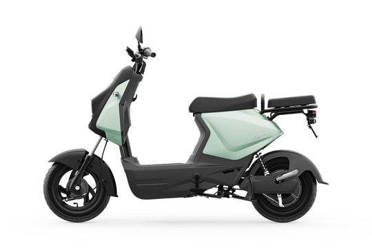 VinFast Amio - xe máy điện 'hai yên, có bàn đạp' cho lứa tuổi học sinh