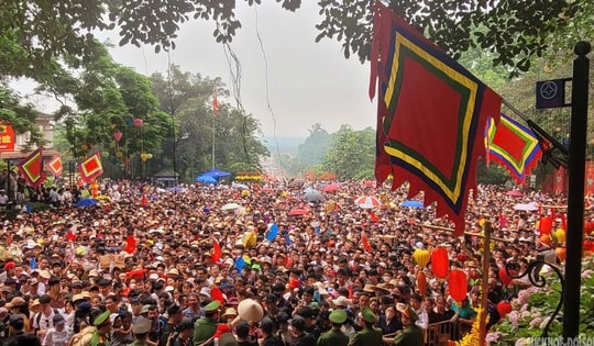 Biển người đổ về Đất Tổ ngày Giỗ Tổ Hùng Vương
