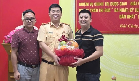 CSGT Quảng Ninh dùng xe đặc chủng mở đường đưa sản phụ chuyển dạ đến viện cấp cứu