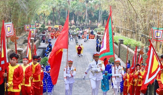 Lãnh đạo TPHCM và người dân dâng hương tưởng niệm các Vua Hùng
