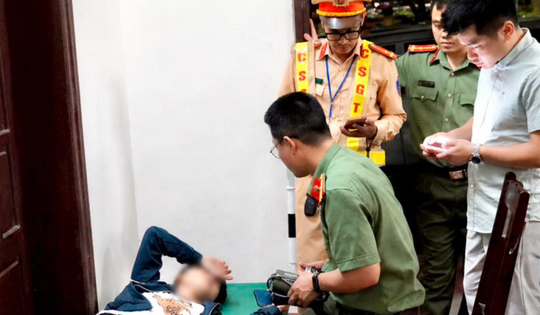 Công an Phú Thọ hỗ trợ sơ cứu nam thanh niên tụt huyết áp tại Lễ hội Đền Hùng