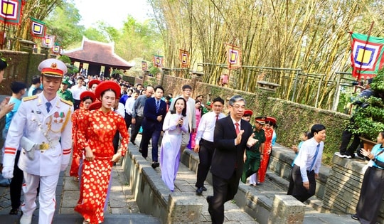 Hàng nghìn người dân và du khách đến dâng hương tại Đền Tưởng niệm các Vua Hùng ở TPHCM