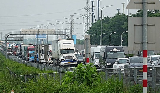 Kết thúc nghỉ lễ Giỗ Tổ Hùng Vương, cửa ngõ Hà Nội ken đặc phương tiện