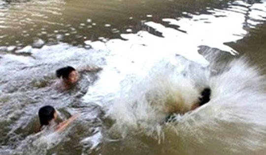 Đau lòng hai cháu nhỏ bị đuối nước khi tắm suối