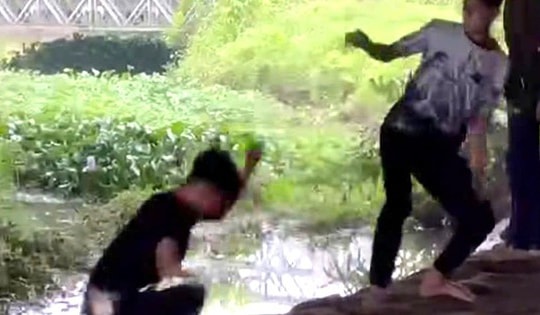 Xôn xao nhóm học sinh dùng gạch, đá, mũ bảo hiểm đánh nam sinh trường nghề
