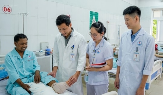 Người đàn ông bị lưỡi máy cắt cỏ văng trúng đứt lìa bàn chân