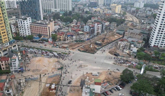 Cận cảnh khu vực cầu vượt Vành đai 1 xung đột với metro số 5 Văn Cao - Hòa Lạc