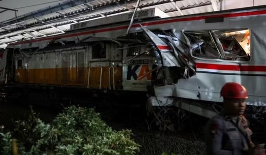 Hai tàu hỏa va chạm gần thủ đô Indonesia, hơn 80 người thương vong