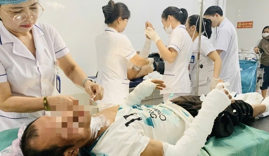Bị bỏng vì thui thịt chó bằng bình gas, hai người đàn ông lại lấy xăng chữa vết thương