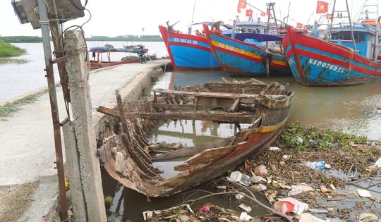 Nghệ An: 'Nghĩa địa tàu cá' làm khó ngư dân