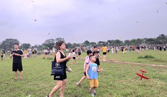 Thả diều - thú vui 'gây nghiện' mới của nhiều người Hà Nội: Mưa cũng chơi, tối vẫn đông kín bãi
