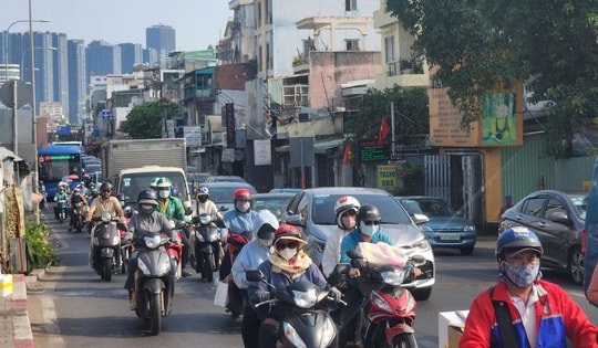 Giao thông cửa ngõ tăng nhiệt, sân bay Tân Sơn Nhất chạm ngưỡng cao điểm chiều 29/4
